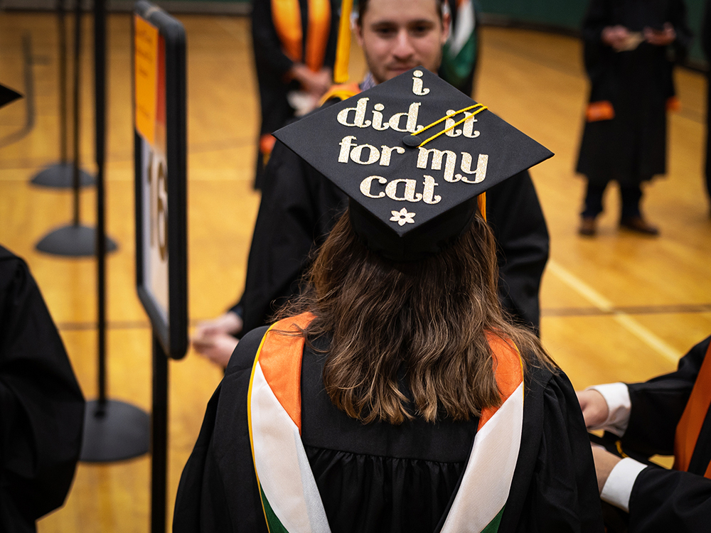 Graduation cap that reads with I did it for my cat